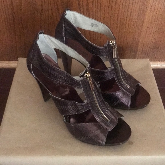 “NEW ARRIVALS” Pre-owned women’s Michael Kors Berkeley T-strap dress sandals - Picture 1 of 11